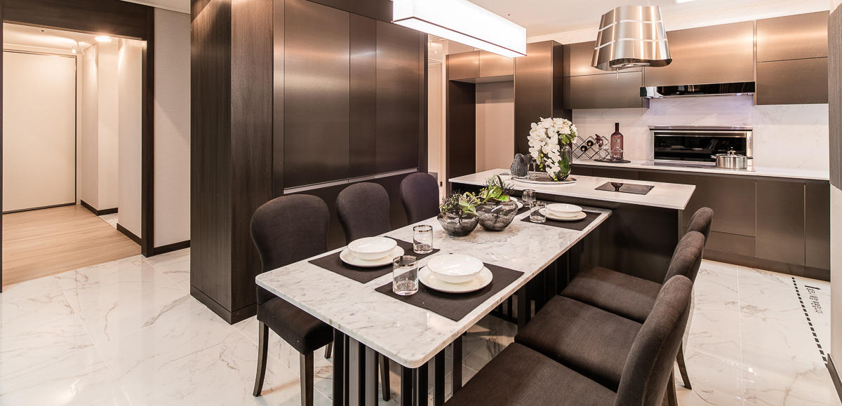Salle à manger et cuisine d’un appartement coréen de luxe avec une décoration élégante, table en marbre et mobilier moderne.