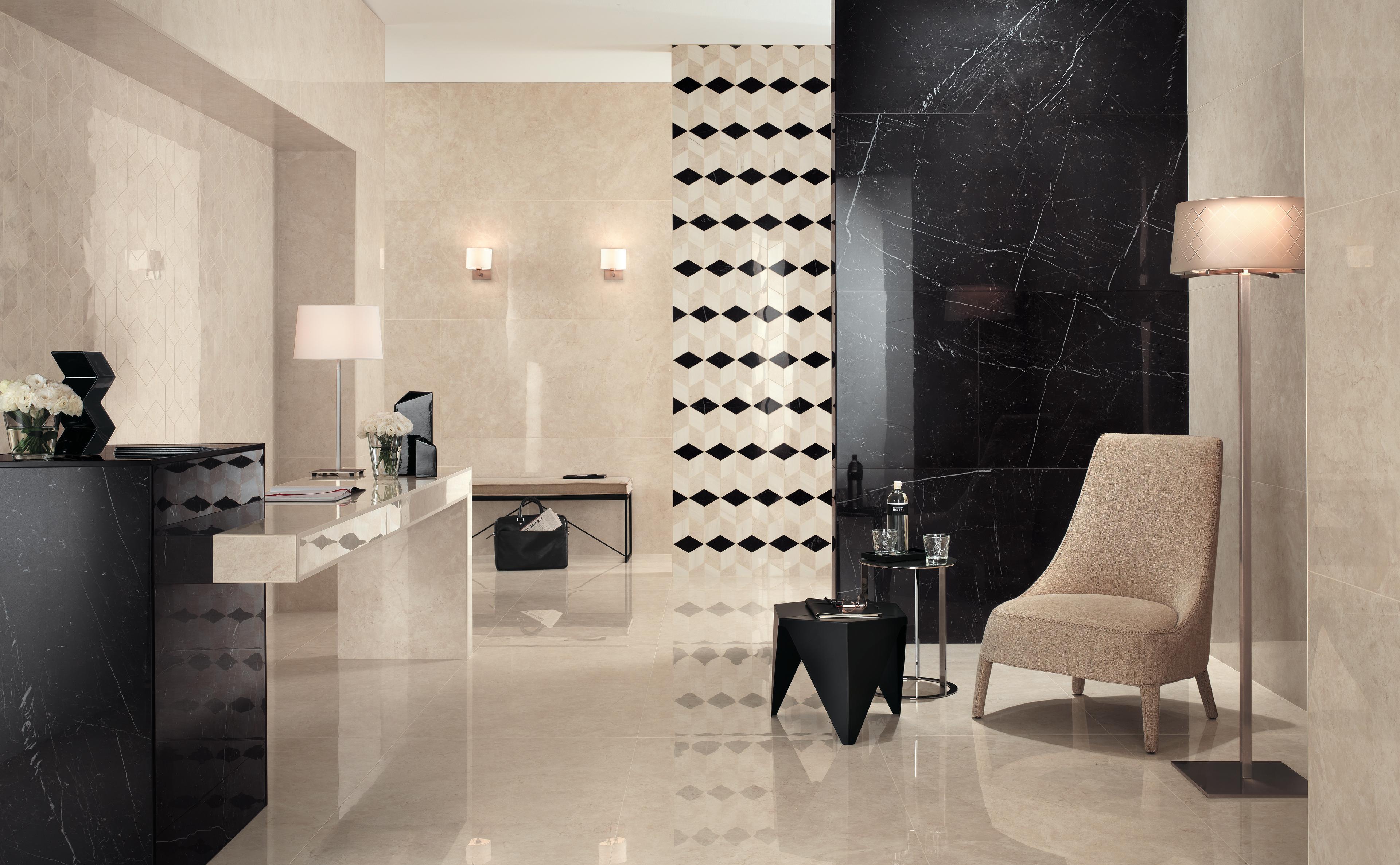 Обстановка - бежевый мраморный пол, минималистская мебель с бежевым креслом и черными кофейными столами.