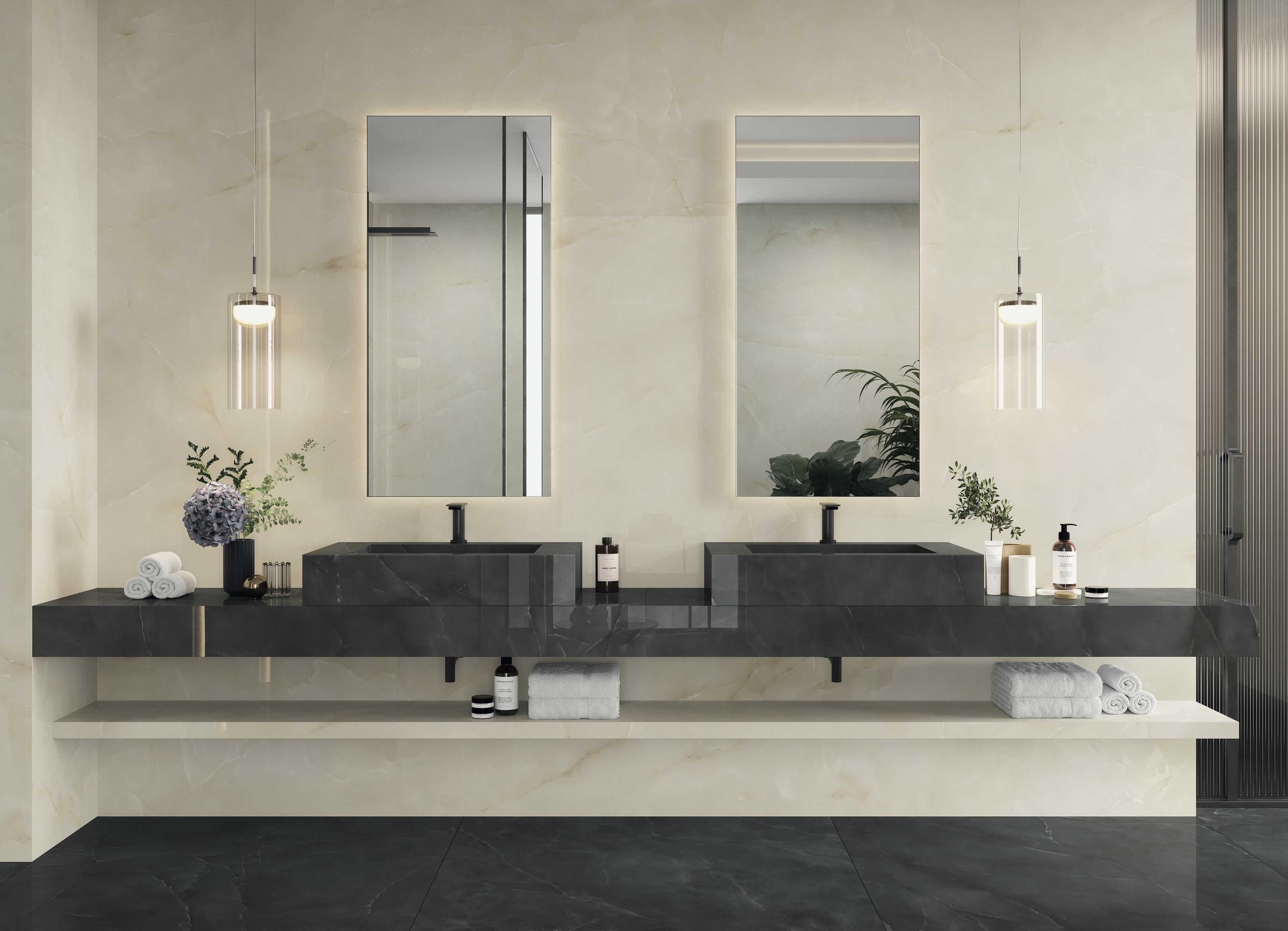 Modernes Bad mit zwei schwarzen Waschbecken aus Feinsteinzeug, hinterleuchteten Spiegeln und beige Wänden.