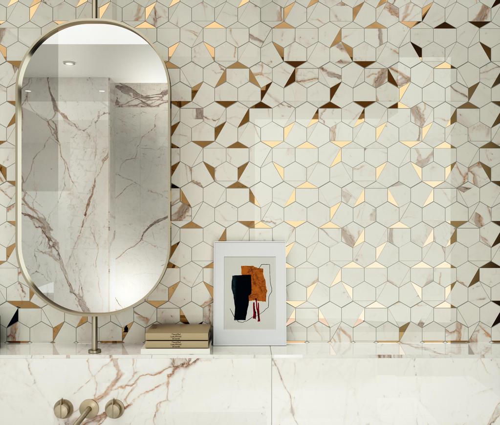 Elegante baño con revestimientos de mármol Calacatta dorado y beige en formato hexagonal y complementos de decoración de diseño.