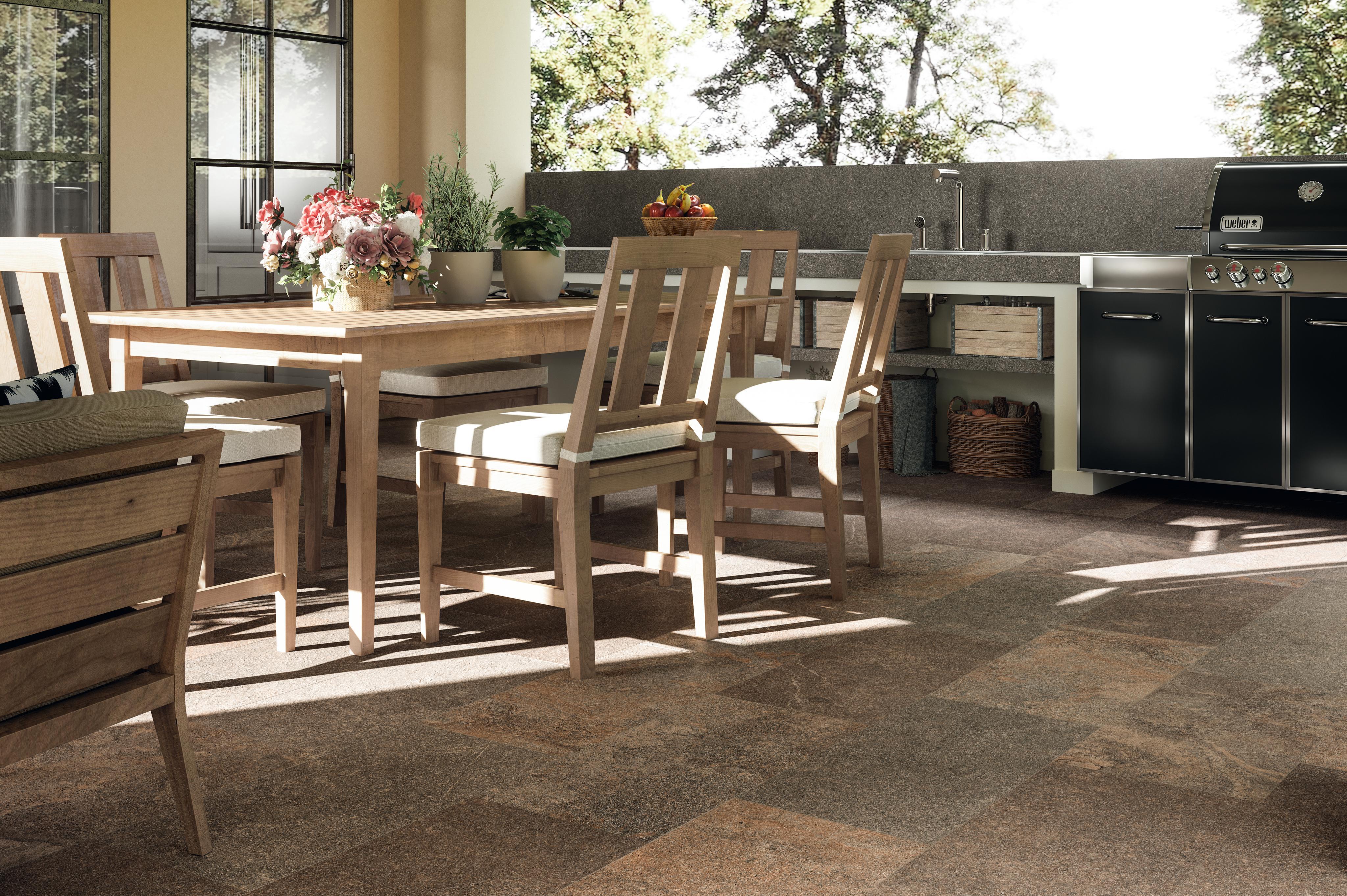 Patio mit modernen Fliesen im mittleren Format, Holzmöbel und eine Außenküche mit Grill.