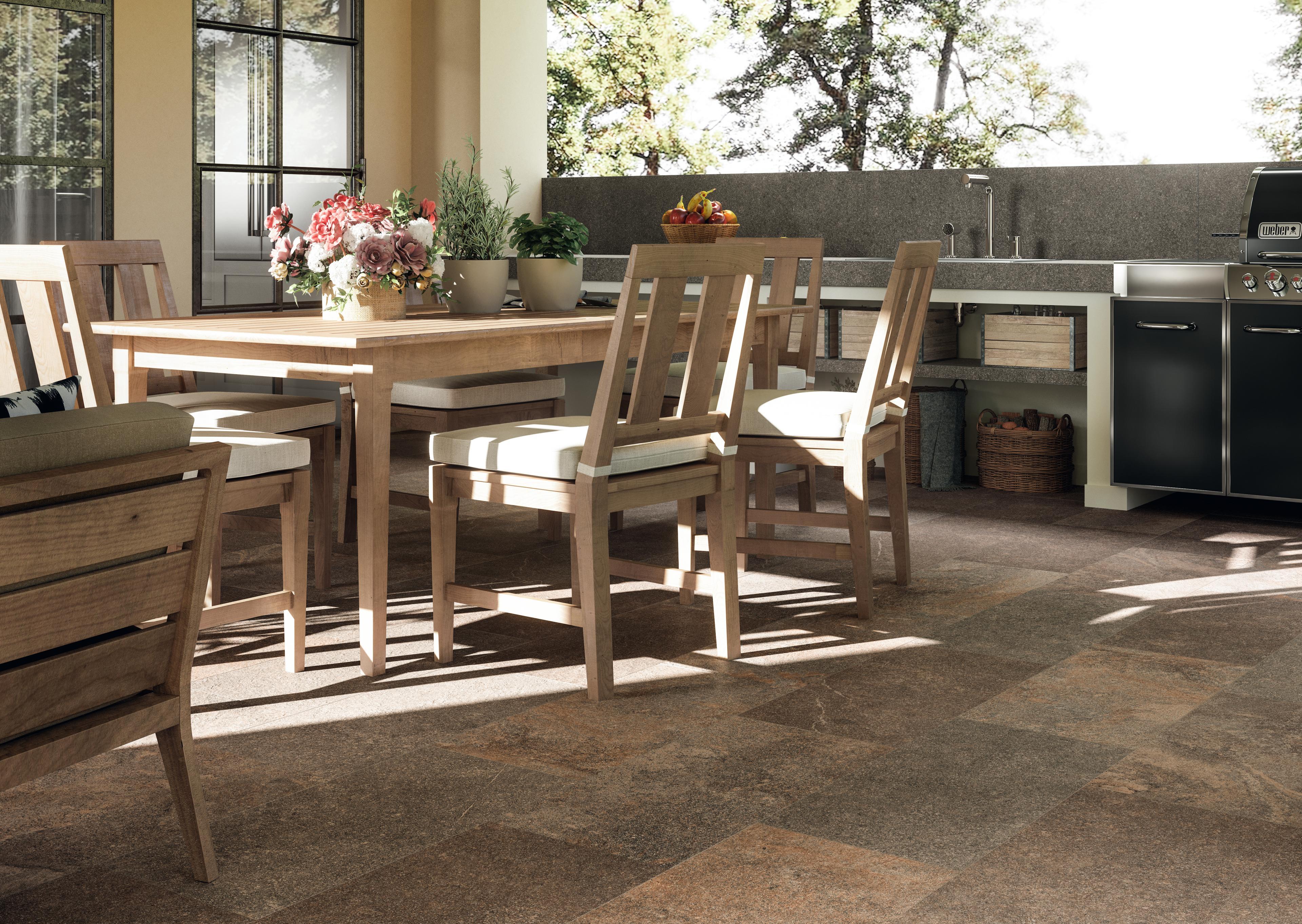 Patio mit modernen Fliesen im mittleren Format, Holzmöbel und eine Außenküche mit Grill.