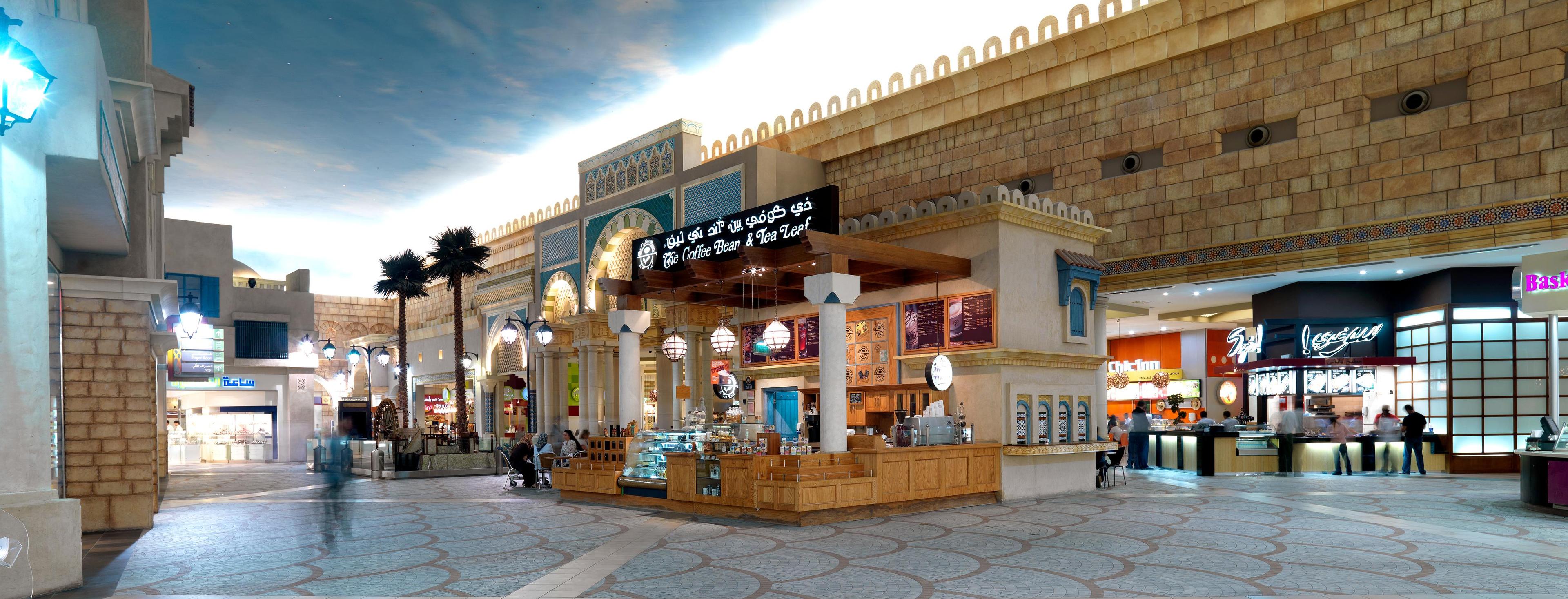 Interior del centro comercial Ibn Battuta con suelos decorados con motivos geométricos, tiendas y cafeterías a lo largo de los lados. 