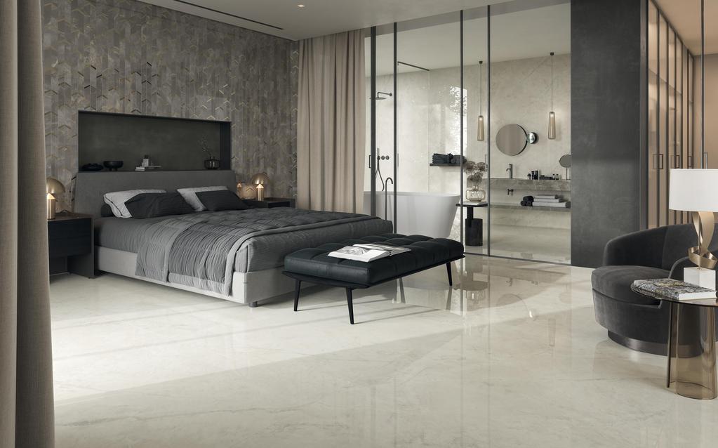 Elegante dormitorio con azulejos efecto mármol y baño abierto.