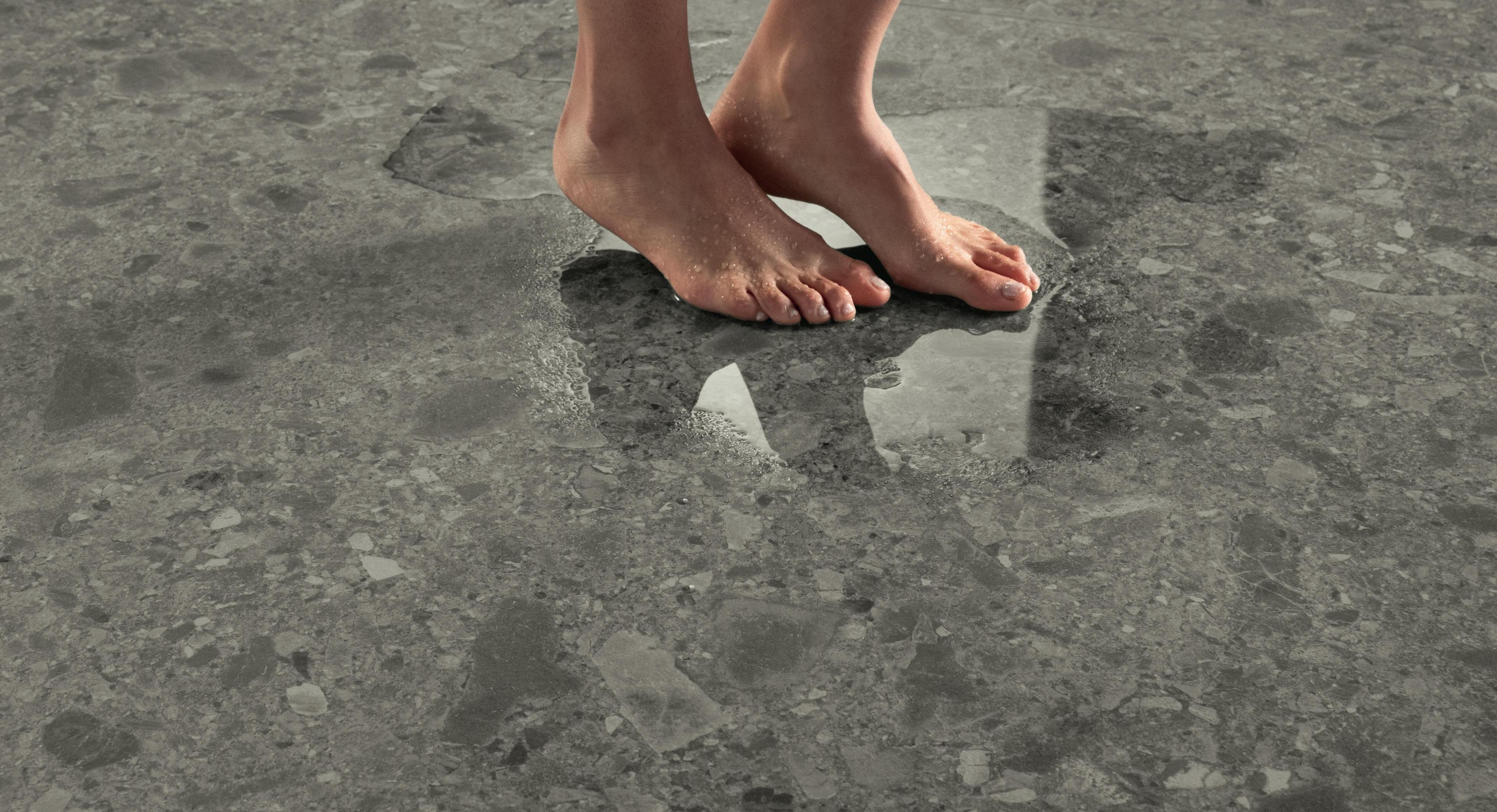 Detail der nackten Füße auf dem Boden in ceppo di gre