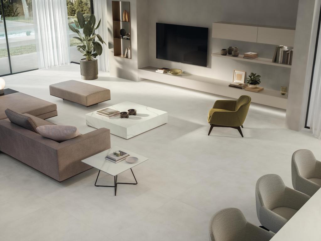 Sala de estar moderna con baldosas claras y mobiliario minimalista.