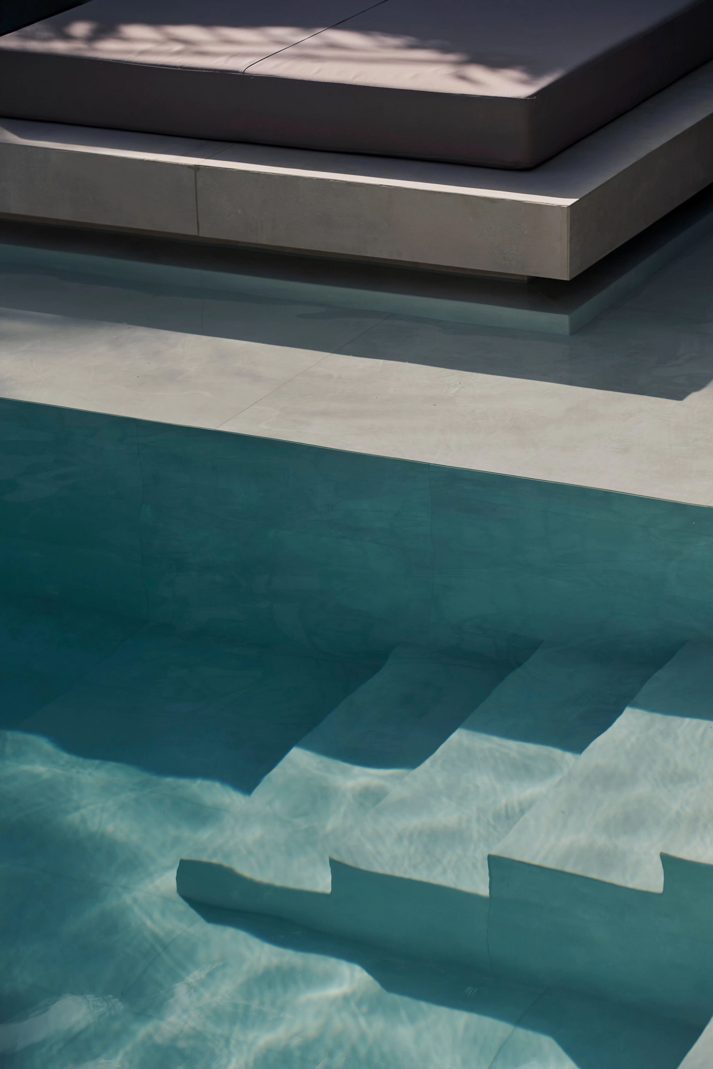 In Corfu, the versatility of concrete-effect porcelain tiles | Atlas ...