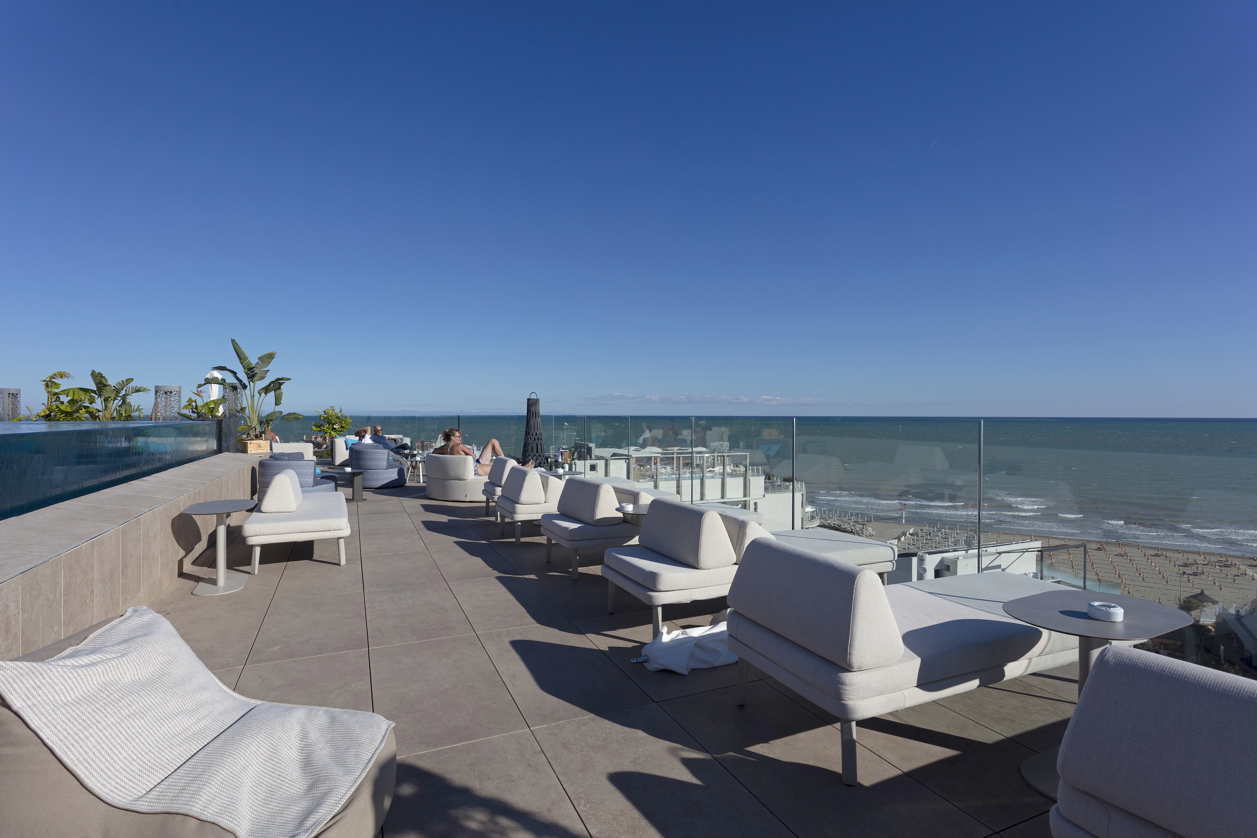 Stone- and marble-effect porcelain tiles for hotels | Atlas ...