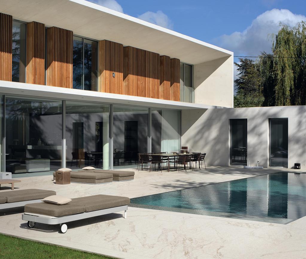 Villa moderne avec un sol élégant en grès cérame effet marbre autour de la piscine.