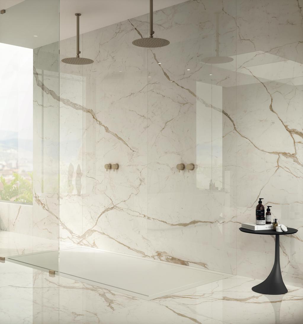 Elegante baño con revestimiento de azulejos efecto mármol beige, caracterizado por vetas finas y delicadas.