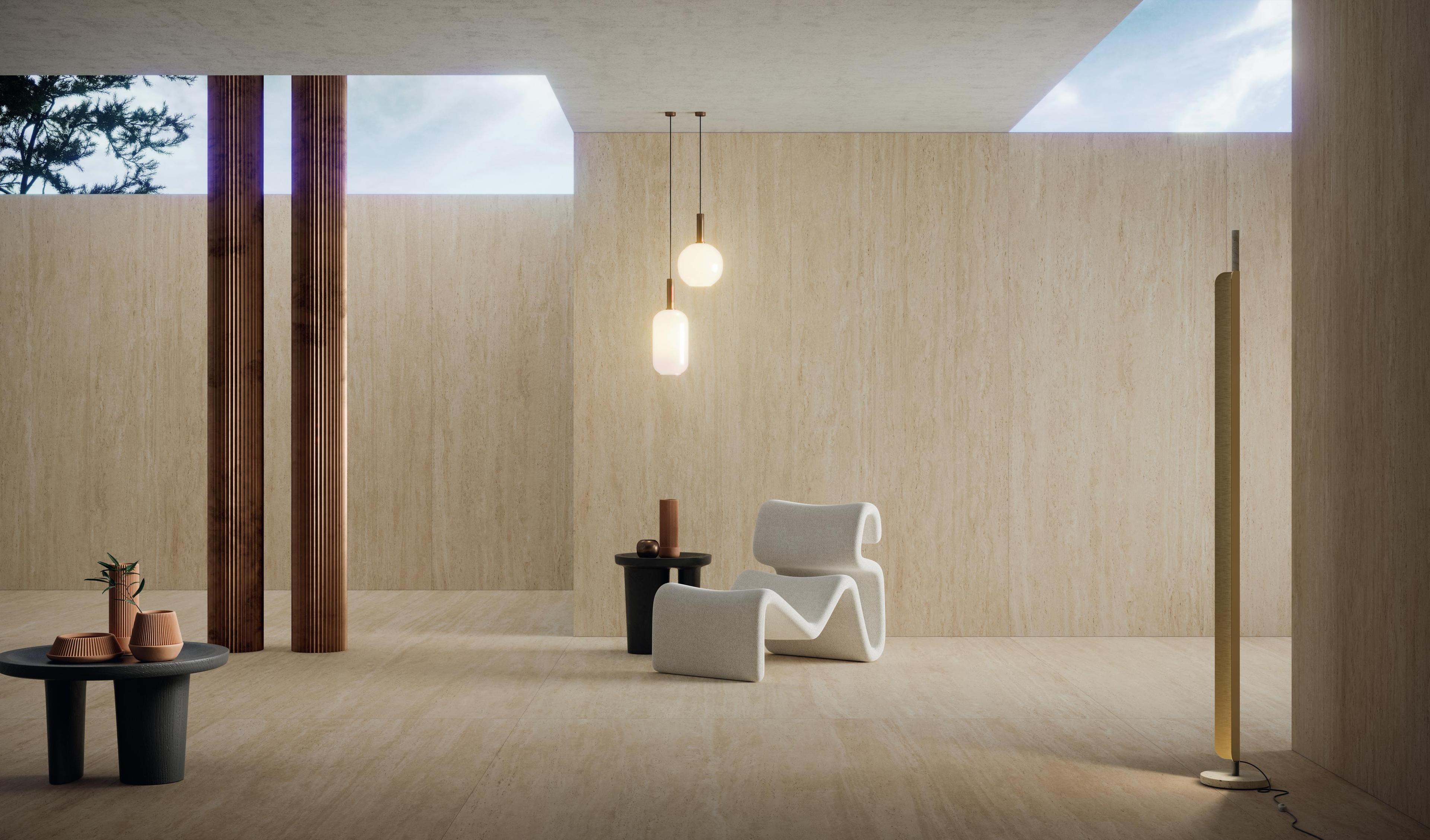 Intérieur élégant avec sol et murs en travertin, chaise moderne blanche, petites tables noires avec des objets décoratifs et des lumières suspendues. 