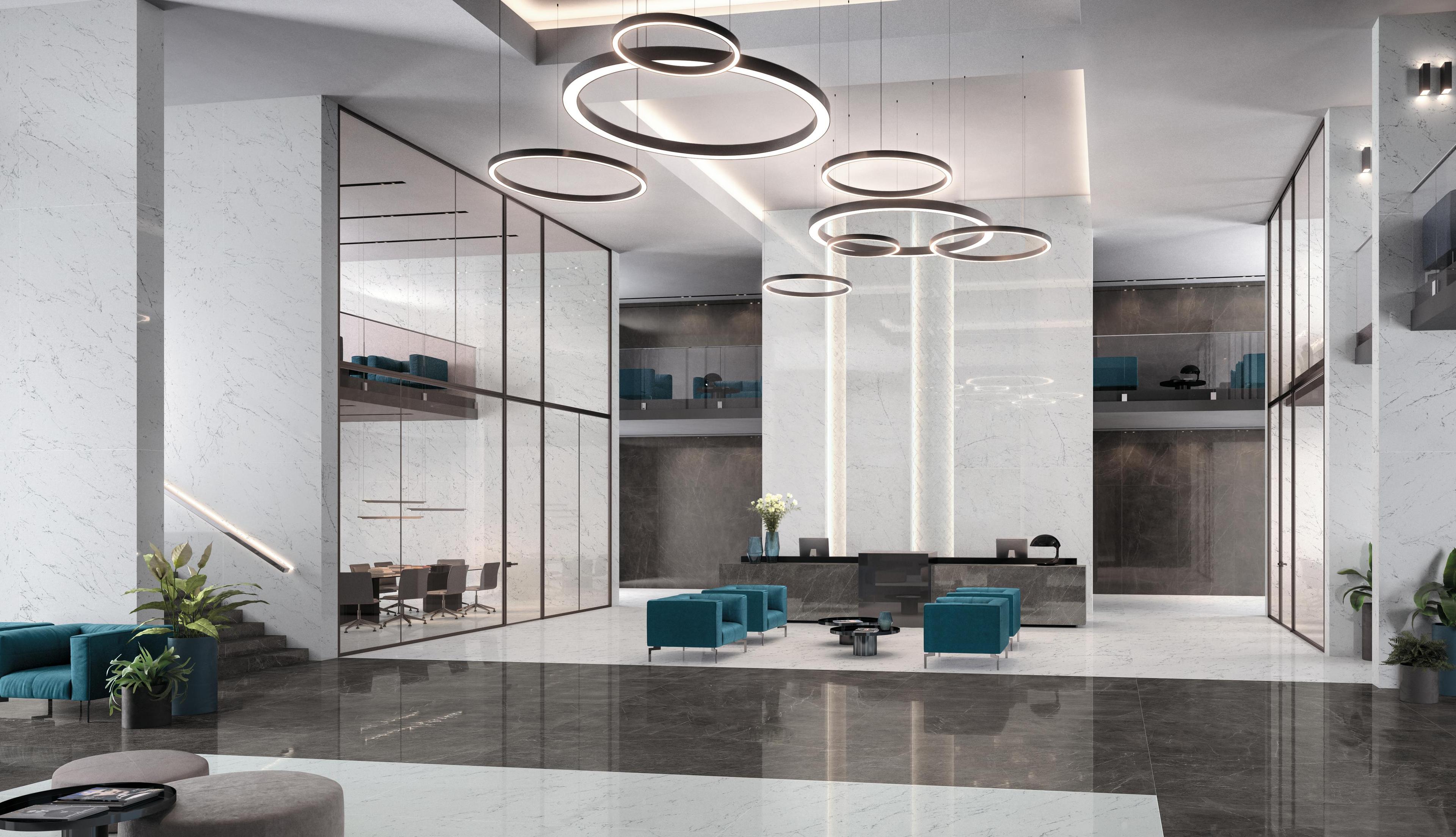 Geräumiges Wohnzimmer mit schwarzen und weißen Marmorfliesen, moderne Möbel mit türkisfarbenen Sesseln und großen kreisförmigen Kronleuchtern.