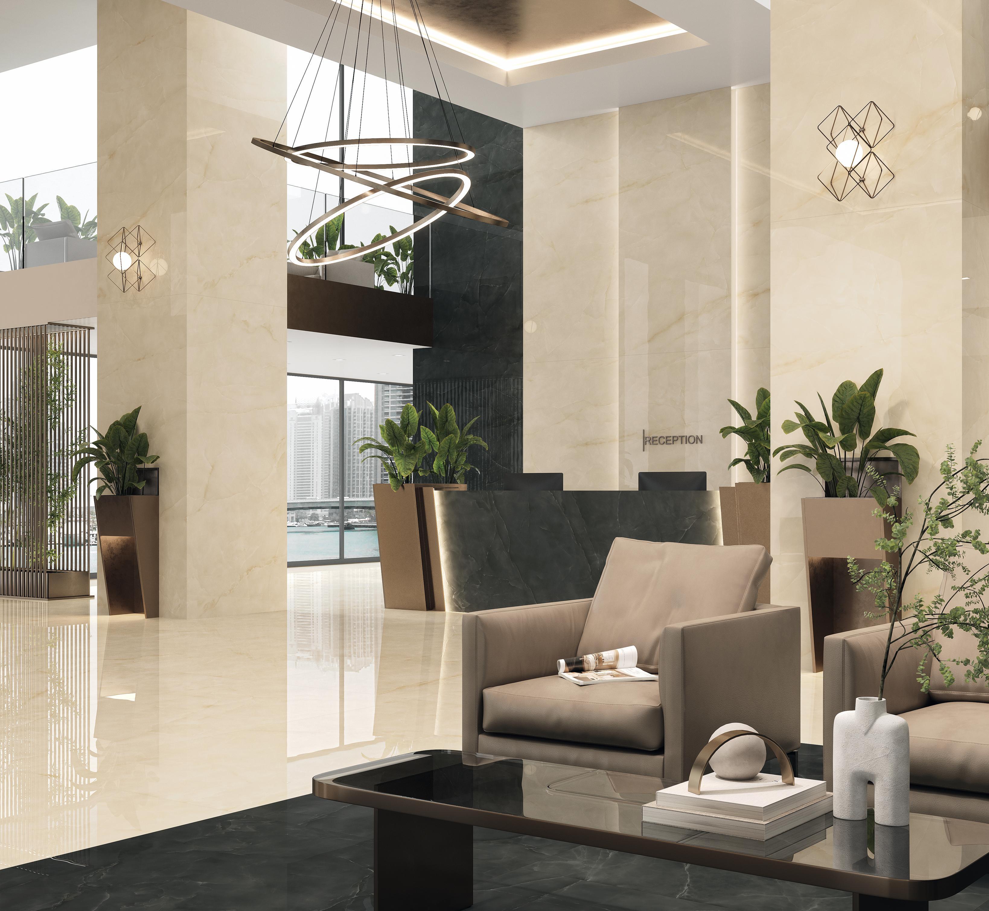 Elegante vestíbulo de hotel con revestimientos de azulejos brillantes efecto mármol beige.