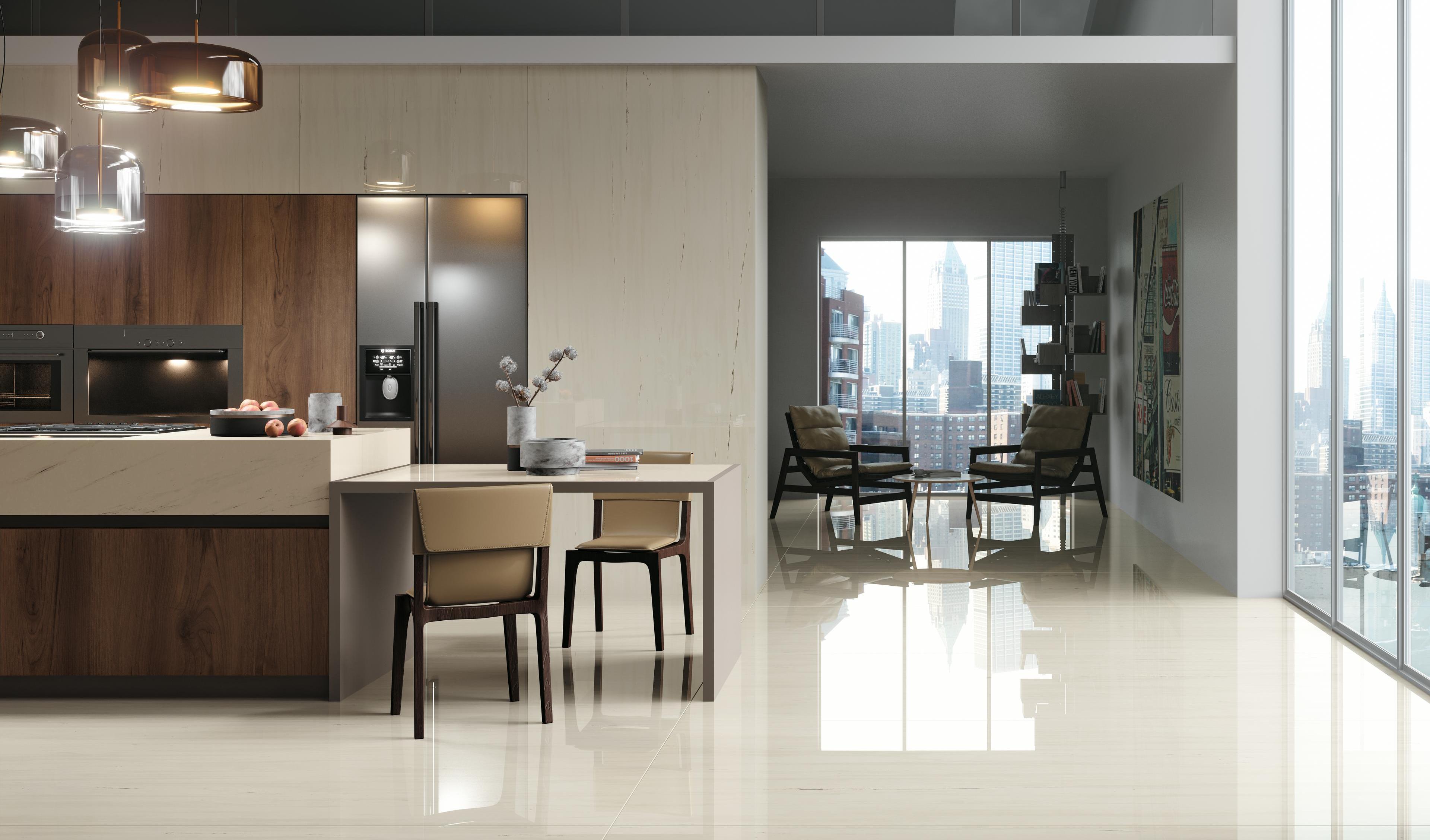 Wohnung mit Fußboden in Marmor-Optik, Küche mit Holzmöbeln und Wohnbereich mit Blick auf die Stadt.