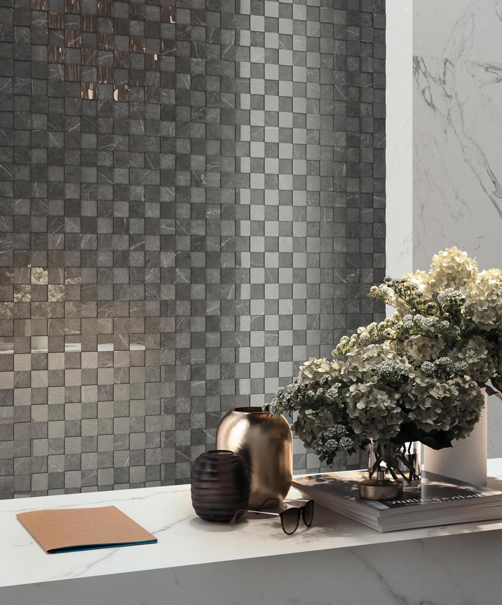 Bagno elegante con mosaico per il bagno grigio, piano in marmo bianco con vasi decorativi e un mazzo di fiori.