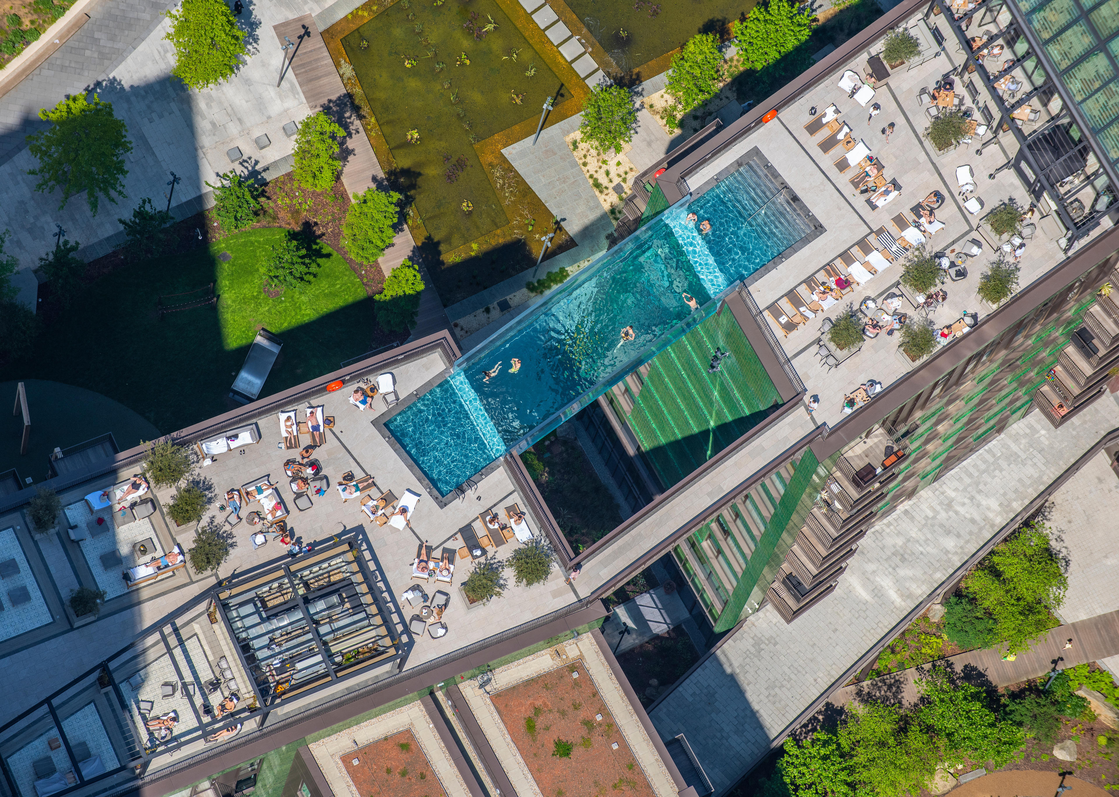Atlas Concorde_Sky Pool Embassey Gardens_UK_005