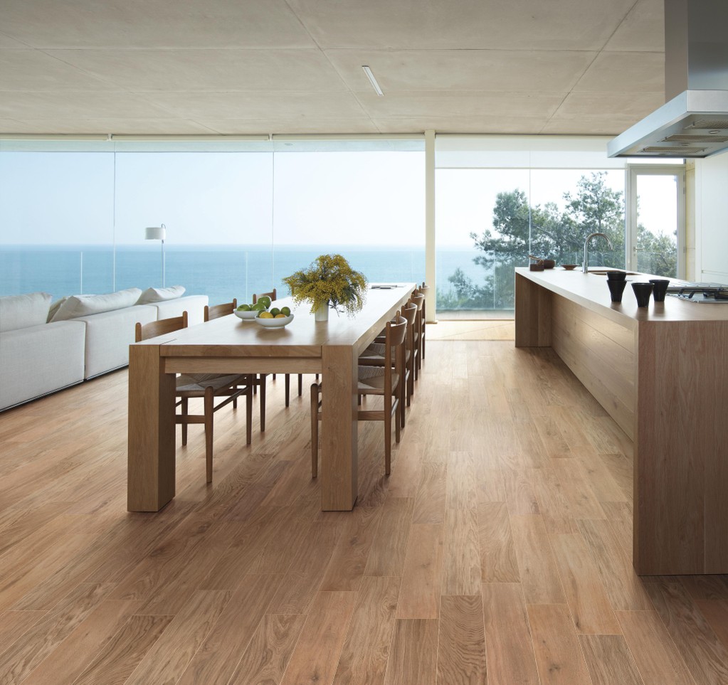 Salón de gres porcelánico efecto madera