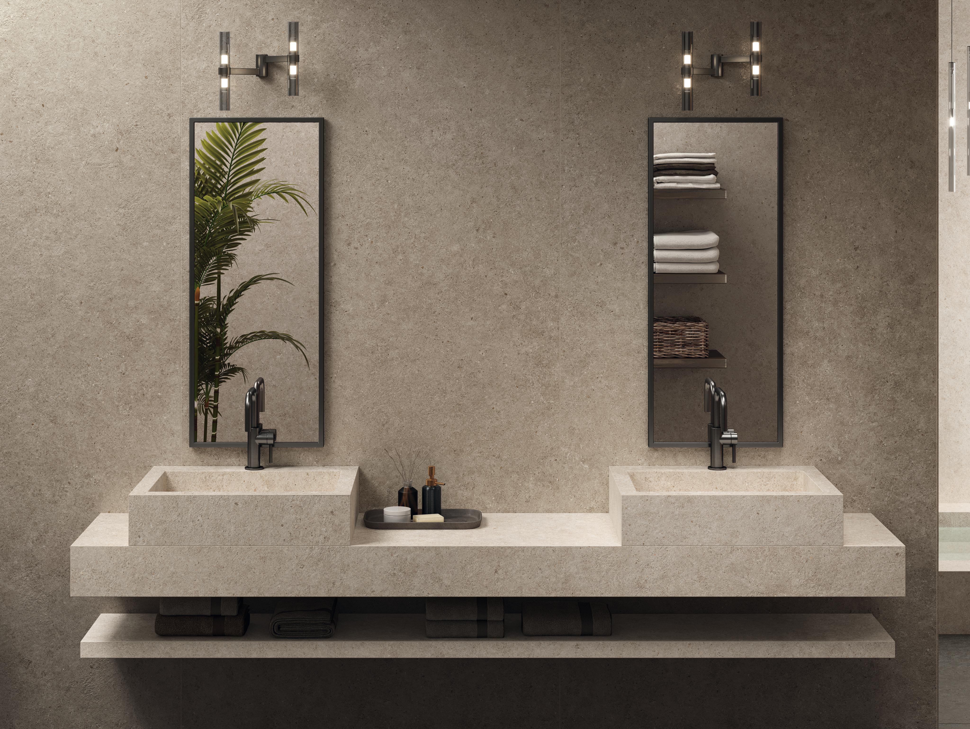 Double lavabo en grès cérame beige, avec robinets noirs et miroirs rectangulaires au-dessus.