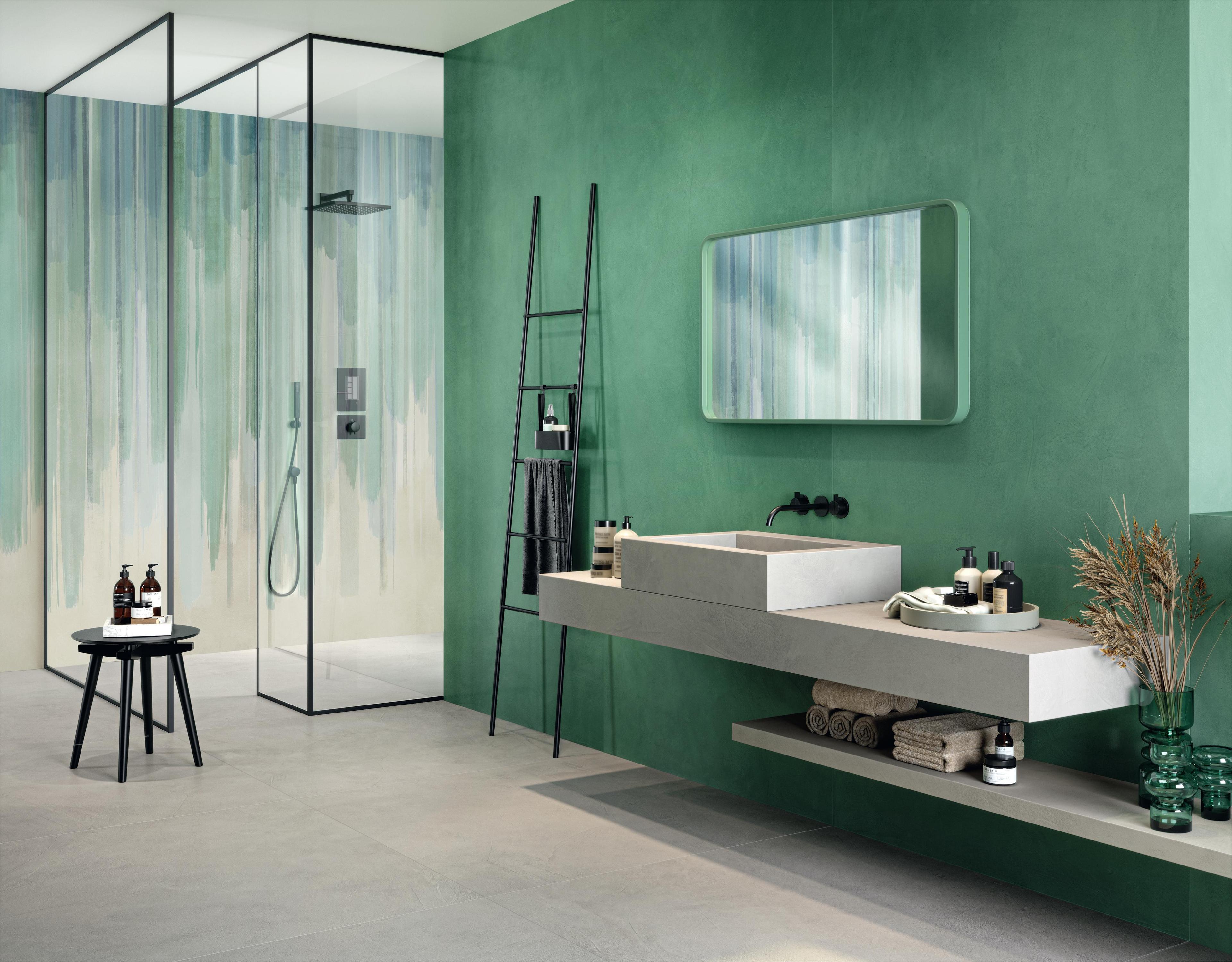 Modernes Bad mit grünen Wänden, Glasdusche, Waschbecken aus Feinsteinzeug und rechteckigem Spiegel.