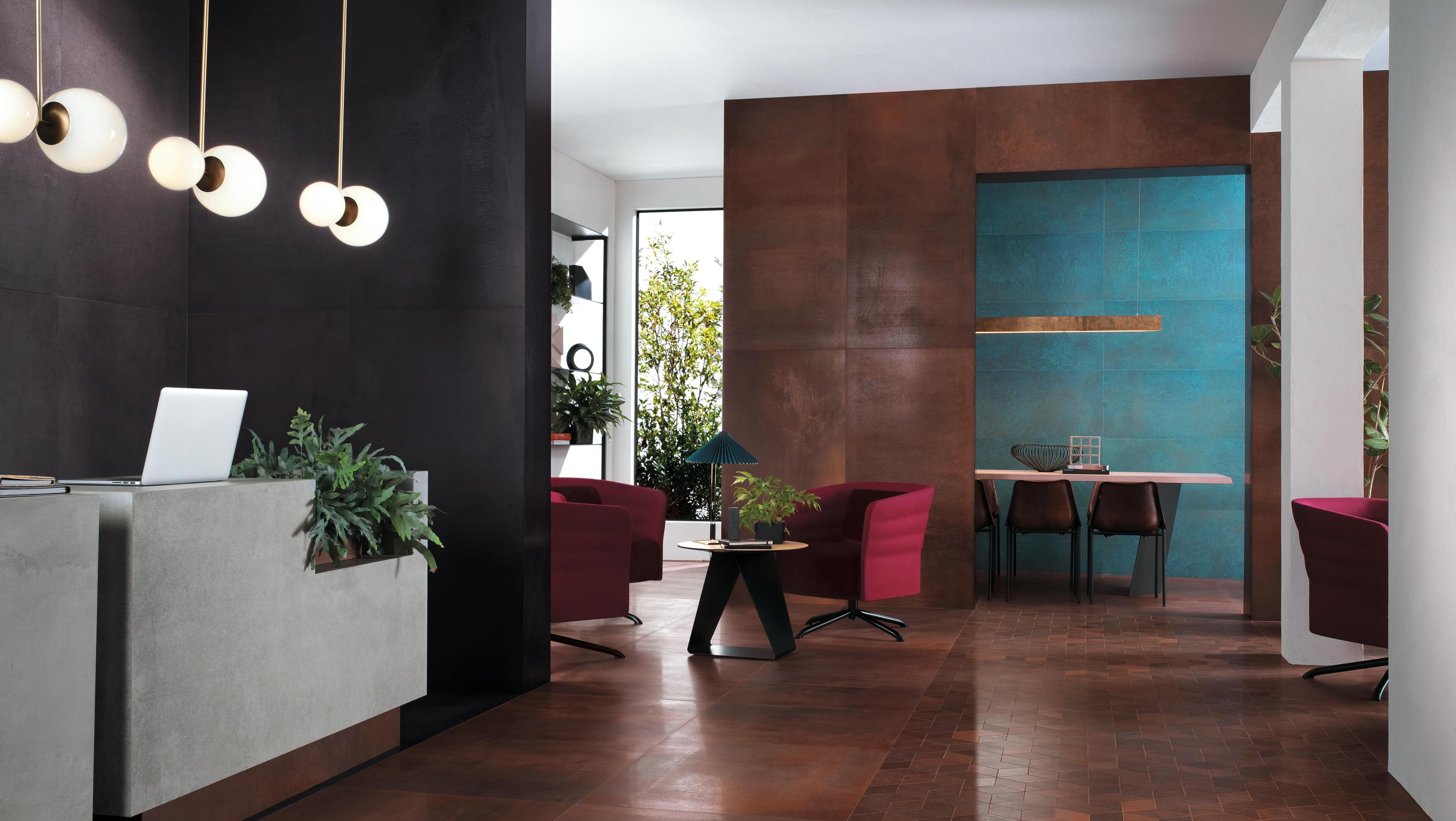 Elegantes Wohnzimmer mit Fliesen in Brauntönen und moderner Einrichtung mit roten bequemen Sitzgelegenheiten. 