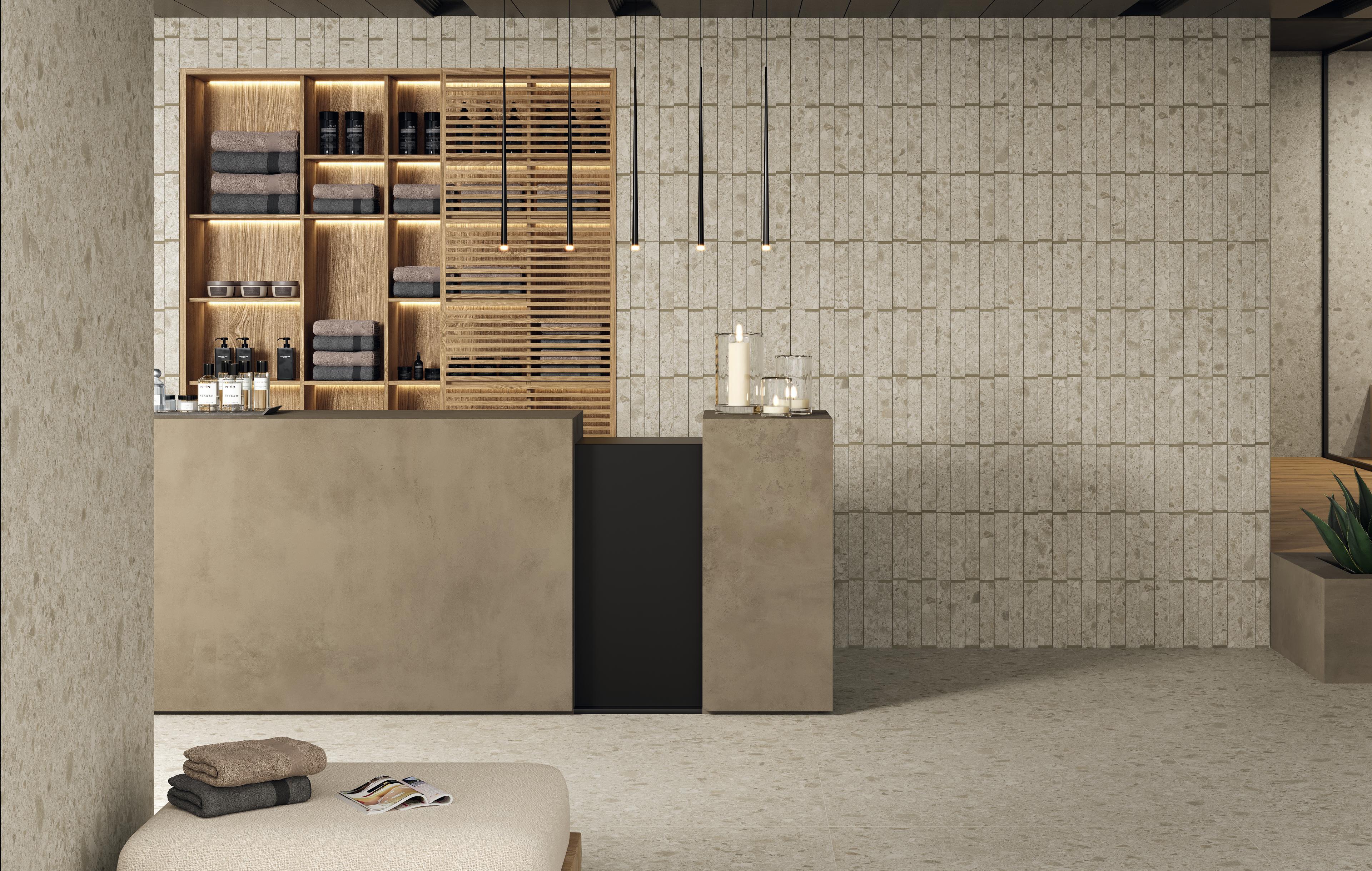 Elegantes Badezimmer mit Wänden aus ceppo di gre, minimalistisch eingerichtet mit Holzregalen und modernem Dekor.